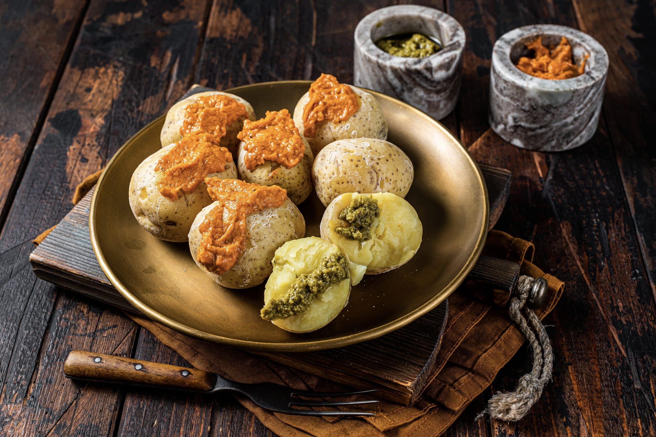 Papas arrugadas con mojos