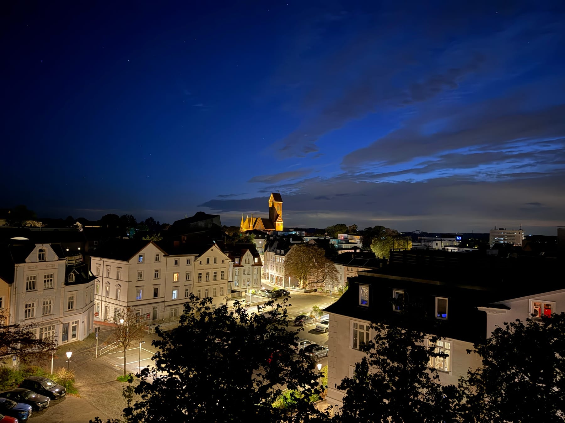 Blick vom Dach des Capitol über Lüdenscheid zur blauen Stunde, die Kirche angestrahlt