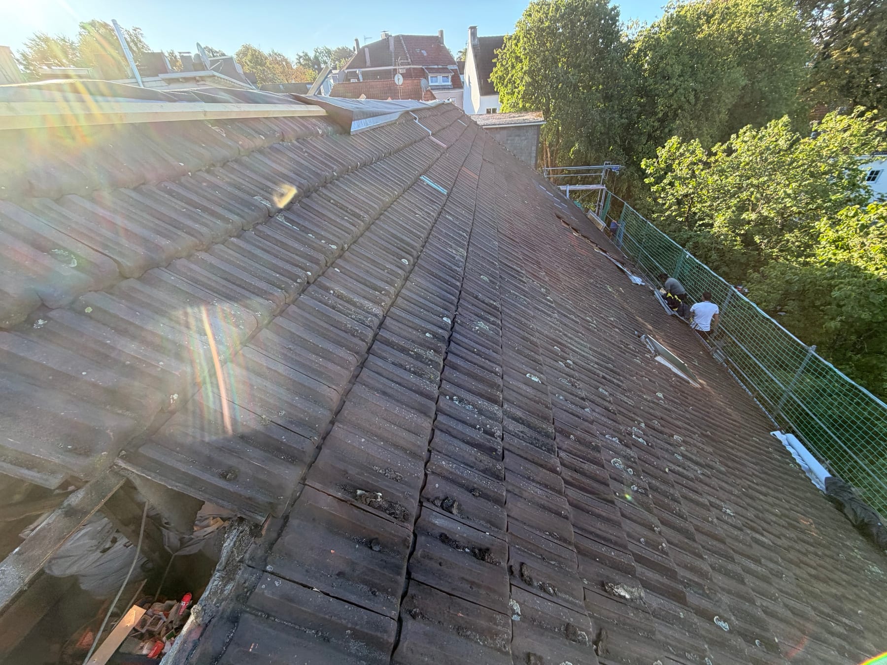 Das alte Ziegeldach des Capitol von oben, noch vollständig gedeckt, rechts das aufgebaute Gerüst