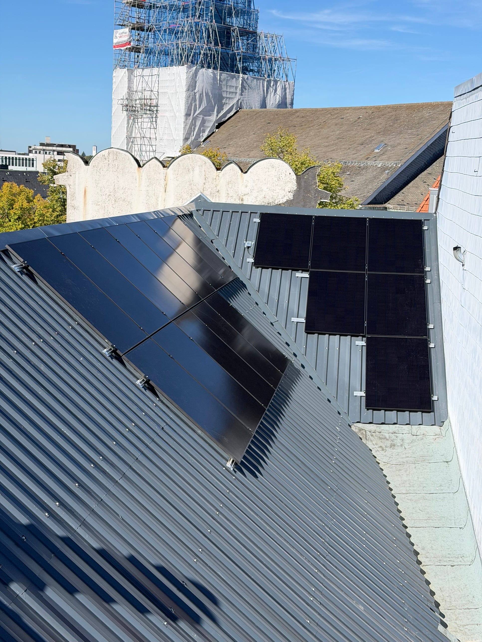 Detail der Photovoltaikanlage am Dachgrat des Capitol mit angrenzender Modulfläche