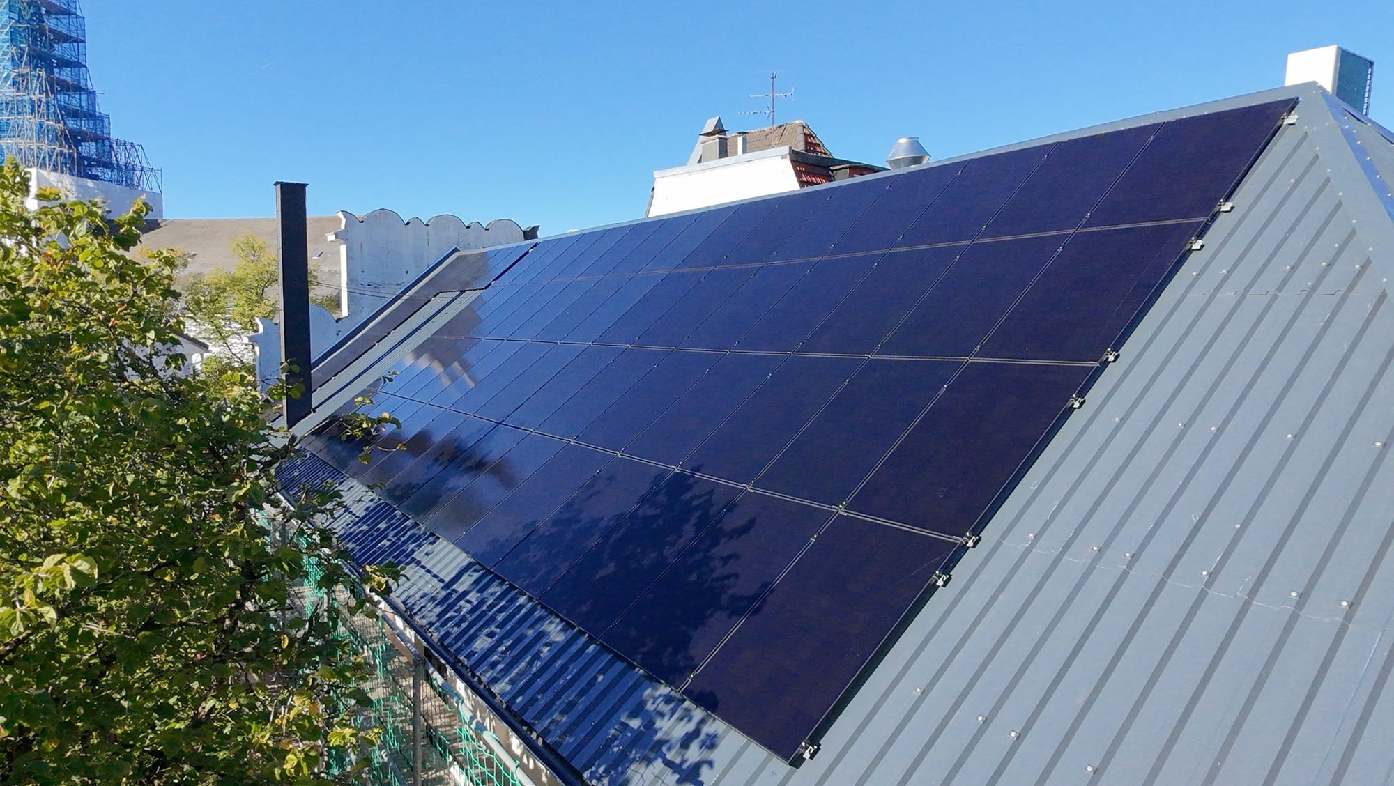 Die Photovoltaikmodule auf dem Dach des Capitol vor blauem Himmel, aufgenommen vom Gerüst